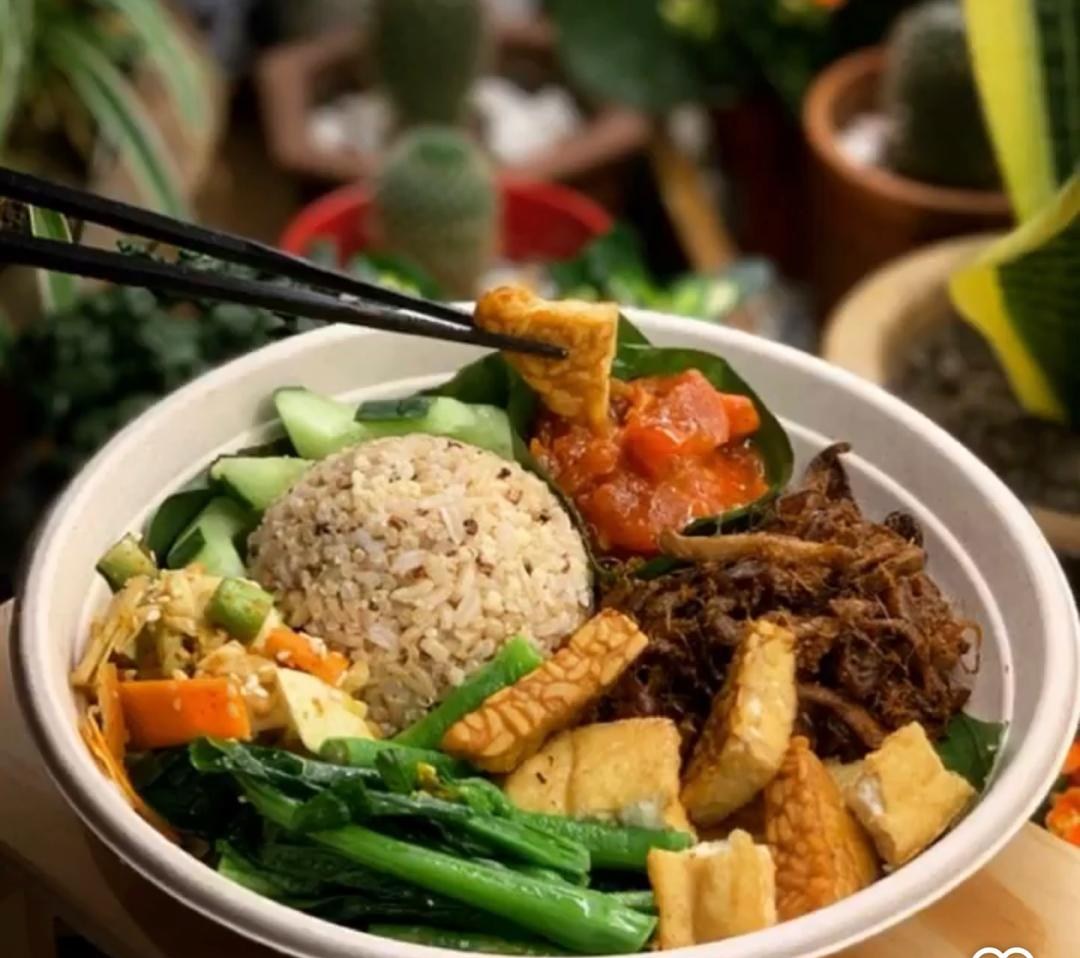 A Loving Caf&eacute; grain bowl being served at the table